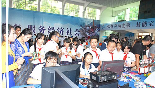 广西华侨学校出席“职业教育活动周”活动