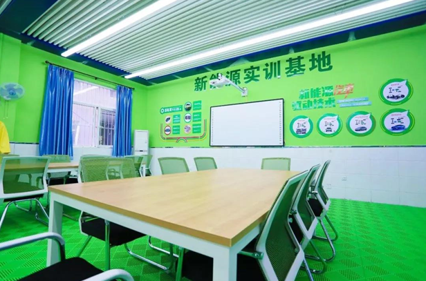 荣耀时刻!万通汽车教育再获“社会信赖职教品牌”